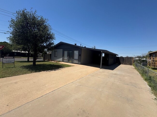 Foto del edificio - 3101 Merrill Ave