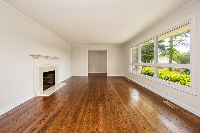 Foto del edificio - Expansive Executive Home In Vanstory Hills