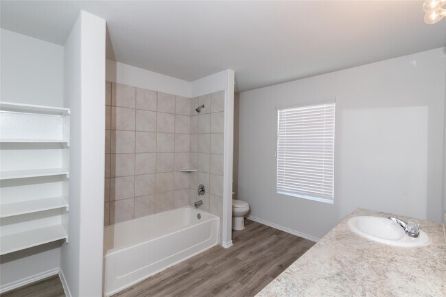 Foto del edificio - 5311 Tobins Gully Dr