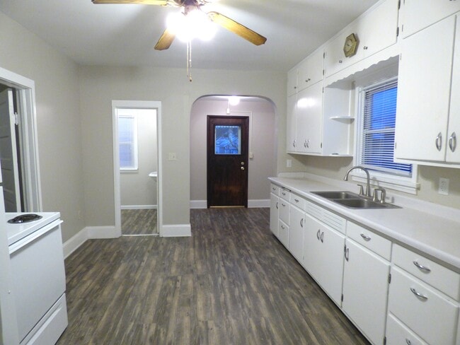 Kitchen (2nd view) - 1510 13th Ave E