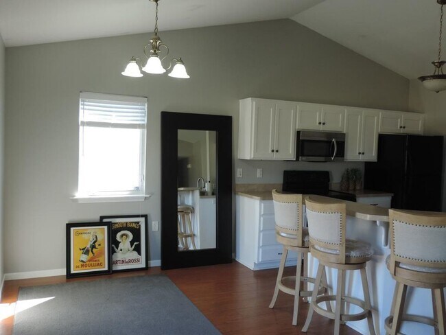 Foto del edificio - UPDATED KITCHEN! NEW PAINT! FENCED BACKYARD!