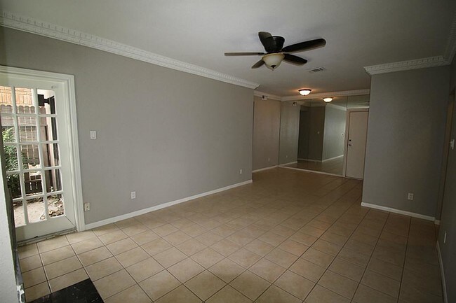 Foto del edificio - 1201 Bering Dr