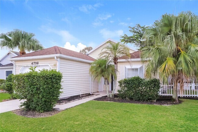 Foto del edificio - 4716 Lakeside Cir