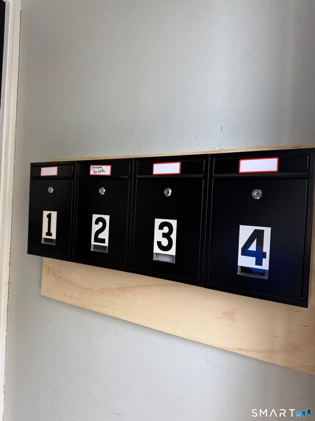 Building Photo - 483 Barnum Ave