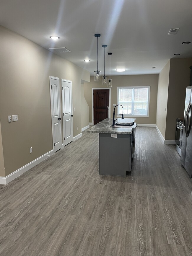Building Photo - 235 Fairway Dr