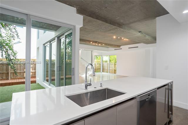 Foto del edificio - 3264 Bird Ave