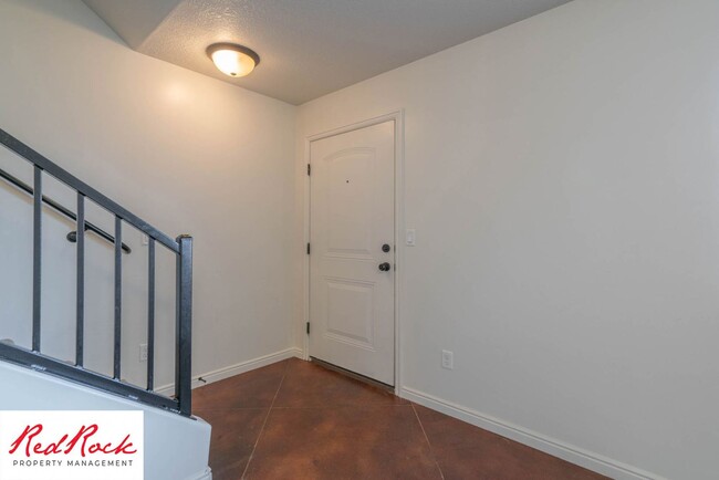 Building Photo - DOG-FRIENDLY 3 Bedroom Townhome with INTER...