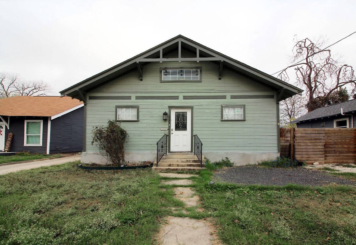 Foto principal - 2/2 Home in Harlandale Available for Lease!