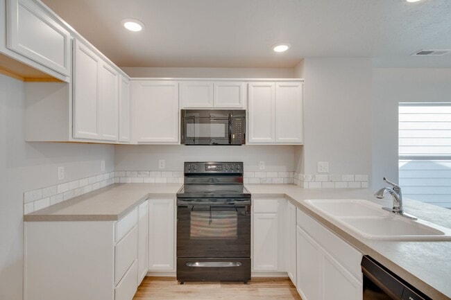 Building Photo - Beautiful, Modern 2 Bedroom Cottage Availa...