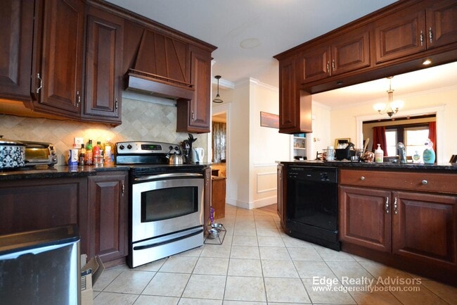 Building Photo - 70 Hobart St