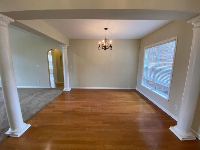 Foto del edificio - LARGE AND SPACIOUS HOME IN BARTLETT/ARLINGTON
