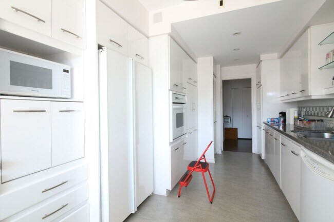 Building Photo - 3495 Rue de la Montagne