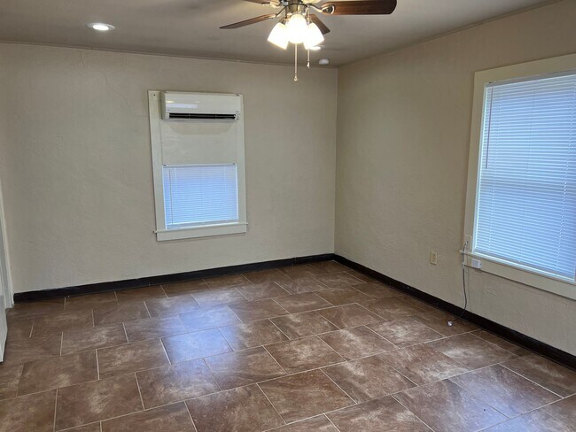 Foto del edificio - 232 1/2-230 1/2 Wilson Ave