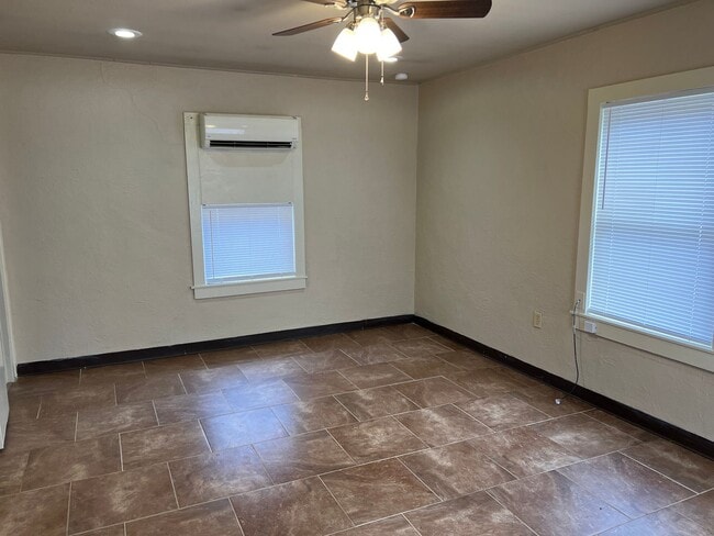 Building Photo - 232 1/2-230 1/2 Wilson Ave