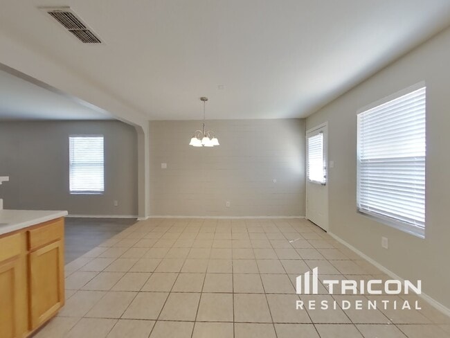 Building Photo - 353 Willow View