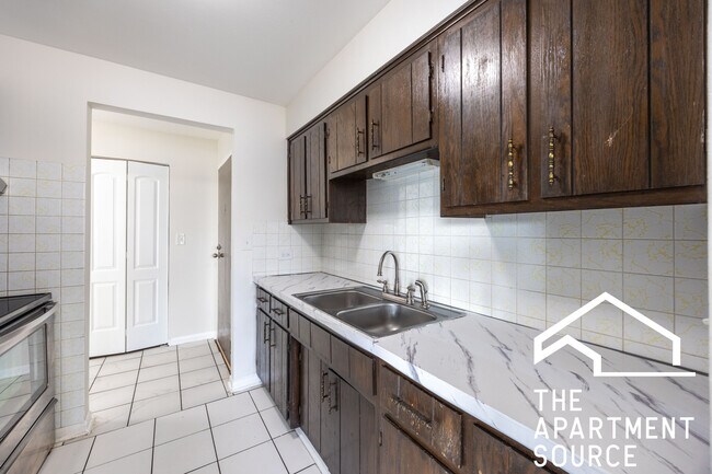 Foto del edificio - 2310 N Harlem Ave