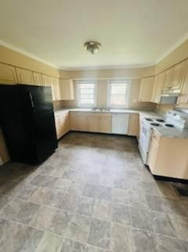 Building Photo - Cute downtown Carrboro house zoned for McD...