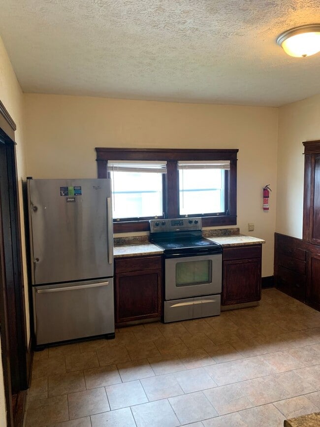 Building Photo - Great 4 Bed Home! Charming Original Wood F...