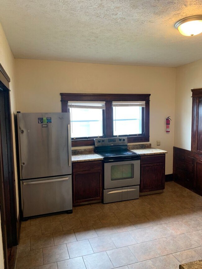 Foto del edificio - Great 4 Bed Home! Charming Original Wood F...