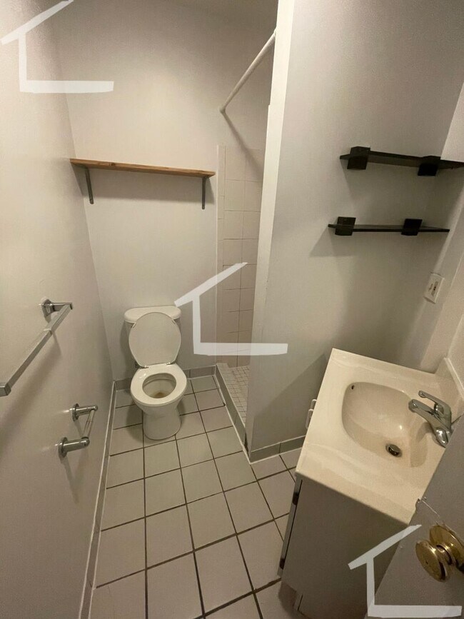 Building Photo - Spacious 3 bedroom