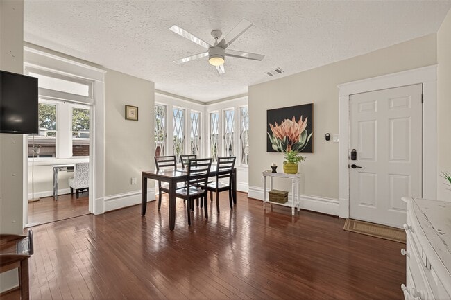 Foto del edificio - 324 W Alabama St