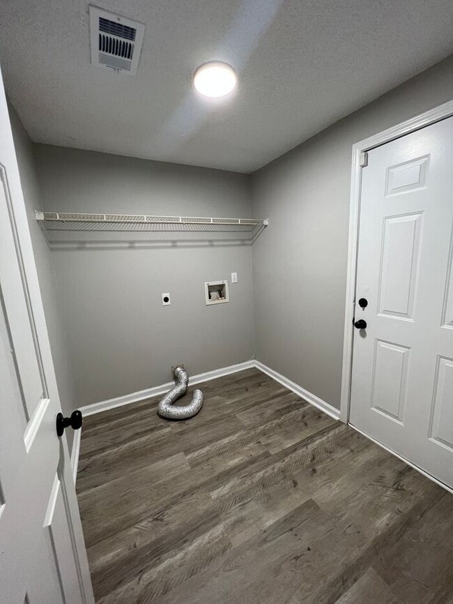 Building Photo - 4 Bedroom/ 2 Bath Single Family Home!!!