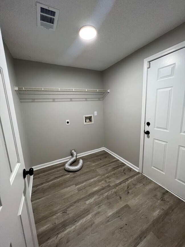 Foto del edificio - 4 Bedroom/ 2 Bath Single Family Home!!!