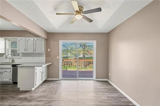Building Photo - 10452 N Cherry Dr