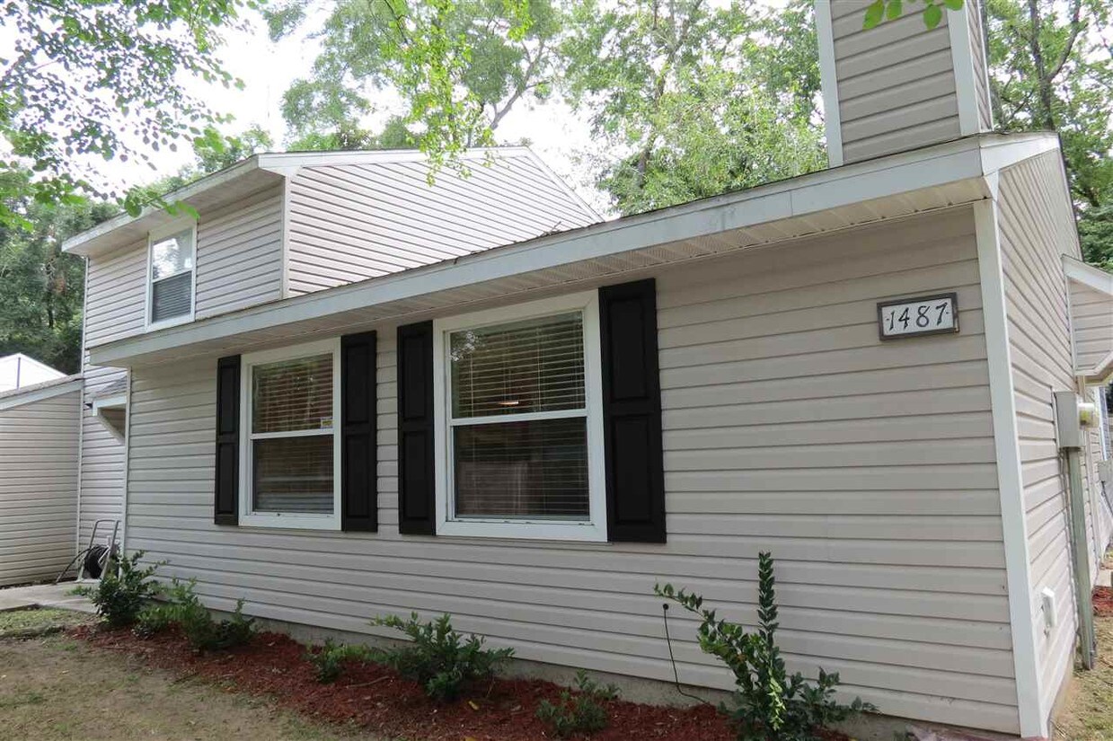 Primary Photo - 1487 Live Oak Dr