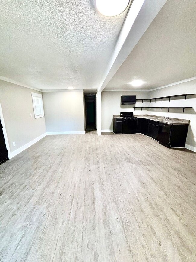 Building Photo - 4818 Morton- Move In Ready!