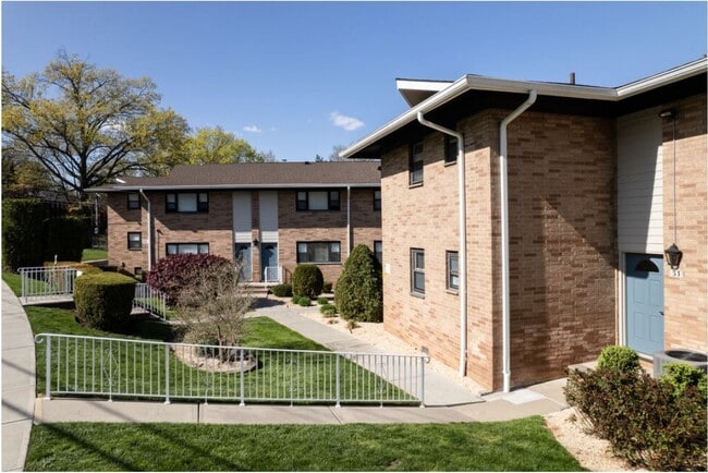 Building Photo - Cambridge Manor: In-Unit Washer & Dryer, H...