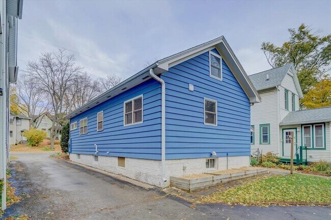 Building Photo - 1115 E Johnson St