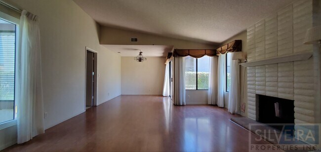 Building Photo - Cozy 2 bedroom 2 Bath home near Stowell and Broadway!