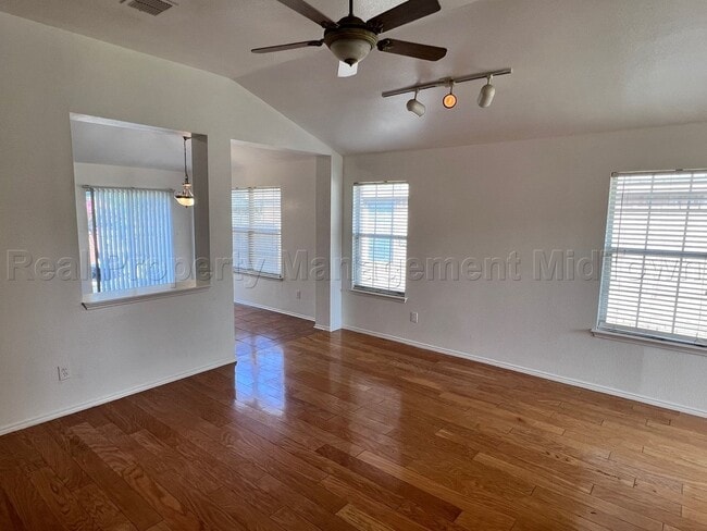 Building Photo - Charming 3-Bed 2 Bath 2 Car in The CANDLE ...