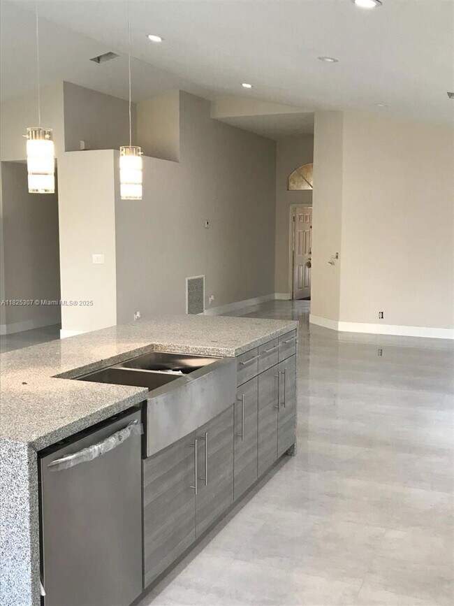 Building Photo - 16725 Sapphire Ct