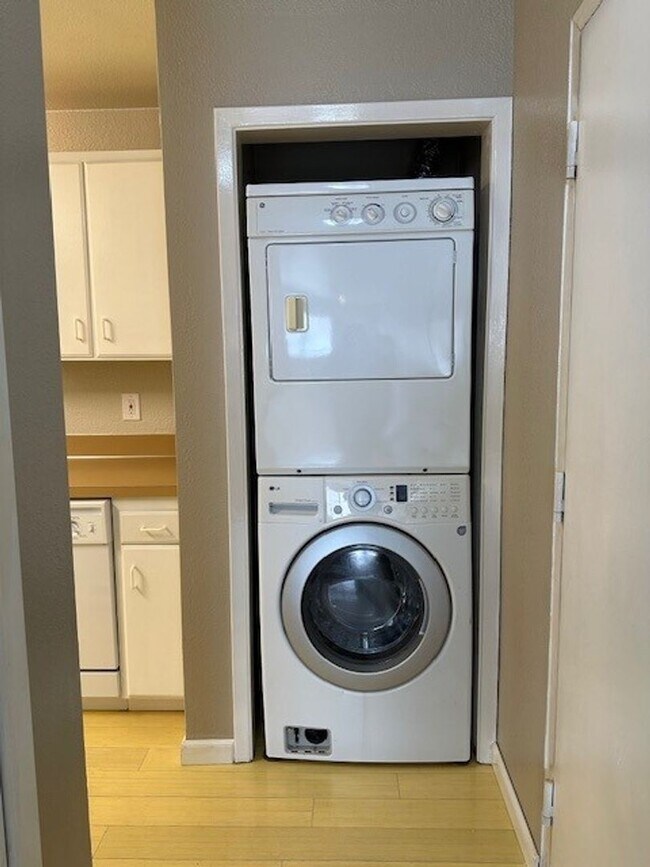 Foto del edificio - MOVE IN SPECIAL! | PAY HALF MONTHS RENT FOR THE HOLIDAYS! |LAUNDRY IN UNIT!!!