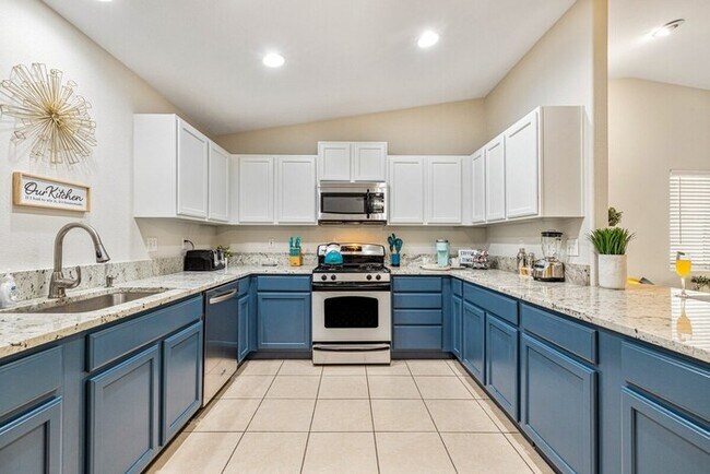 Building Photo - Stylish 5BR Retreat w/ Refreshing Pool