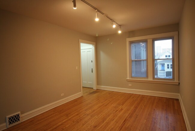 Building Photo - 5344 N Paulina St