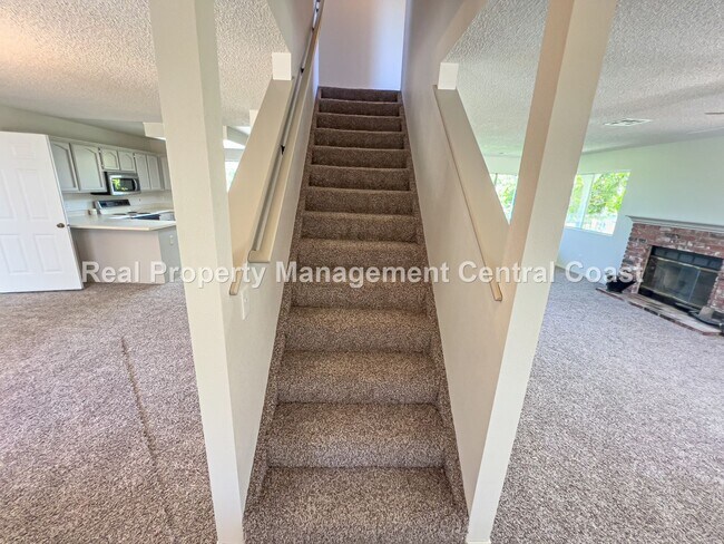Building Photo - AVAILABLE NOW - Spacious Country Home in S...