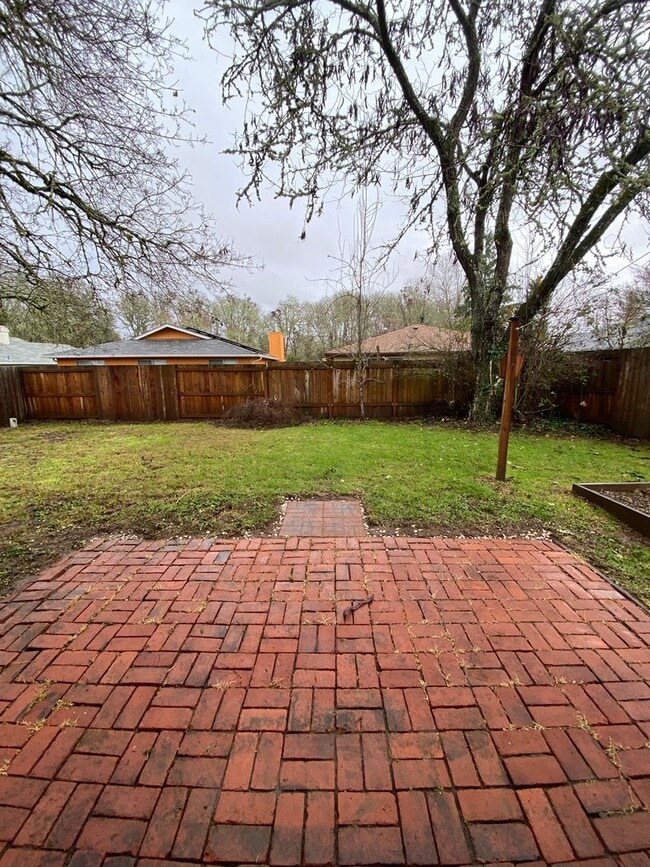 Building Photo - Spacious 4 Bedroom House in South Town!
