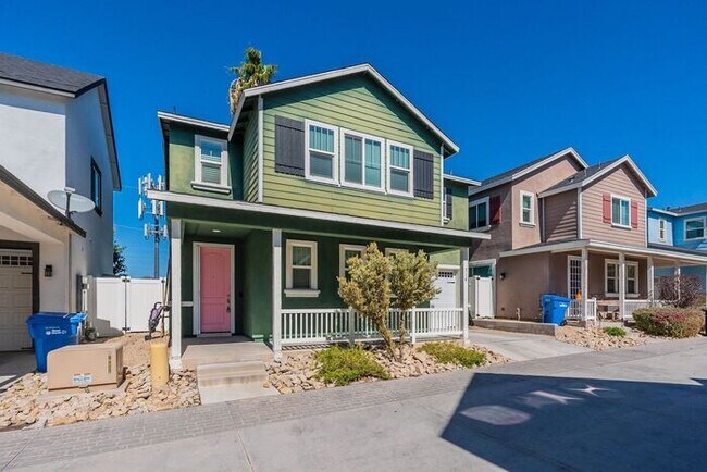 Building Photo - Amazing 3 bed 2.5 bath near Phoenix Mounta...