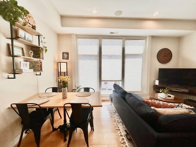 Foto del edificio - Lovely 2 BR/ 2 BA Condo in Adams Morgan!