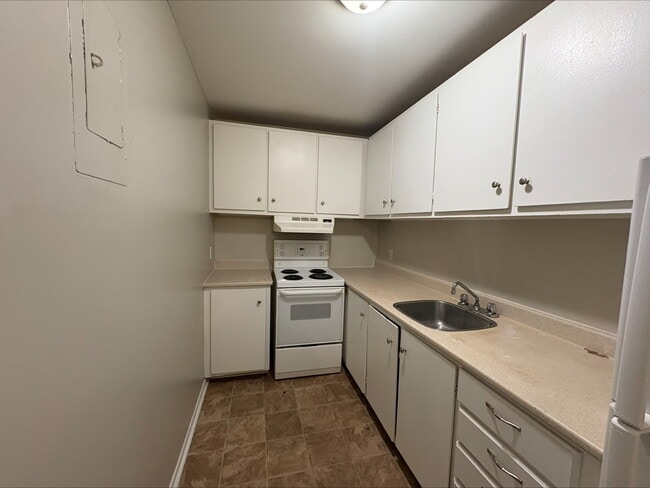 Building Photo - 7 Roxbury Dr