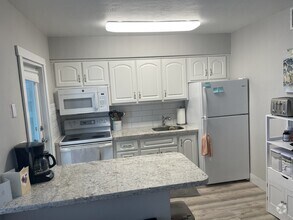 Building Photo - 2600 N Surf Rd