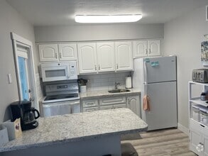 Building Photo - 2600 N Surf Rd