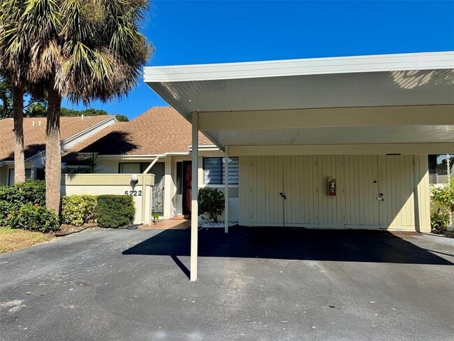 Foto del edificio - 5222 Myrtle Wood