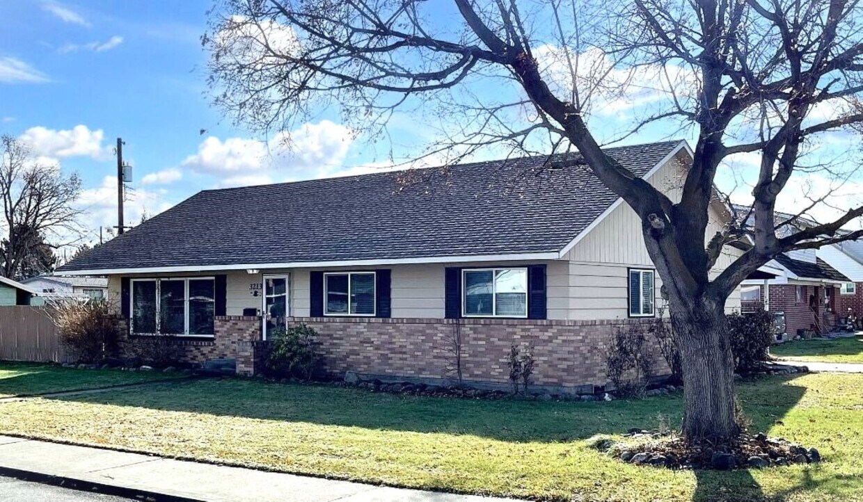 Primary Photo - Corner Lot House w/ Large Yard - Pets Welc...