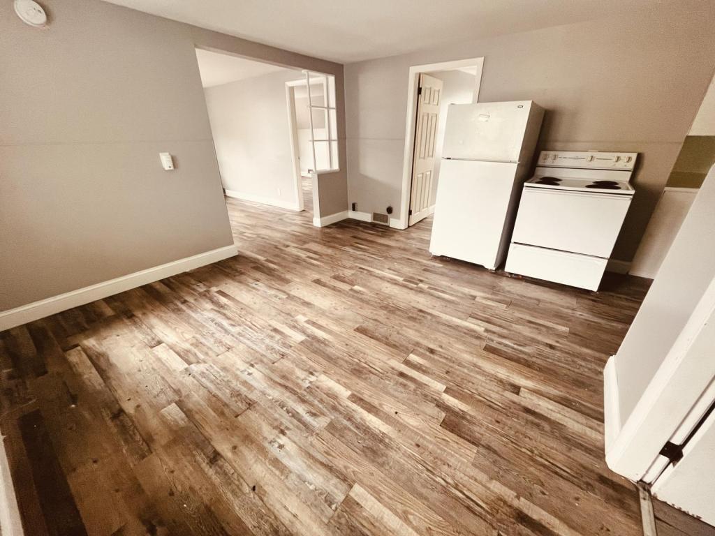 Primary Photo - 12 Howe St