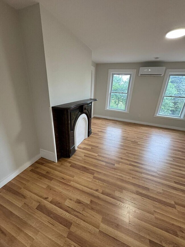 Building Photo - West 2nd Street Duplex