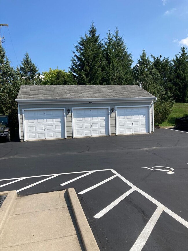 Building Photo - 2 Bedroom, 2 Full Bath Condo w/an Office a...